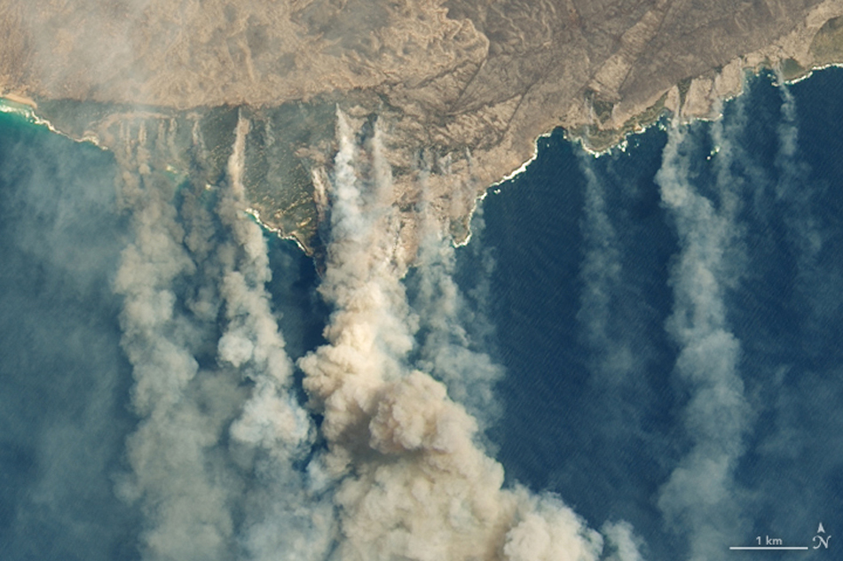 Uma imagem do satélite Landsat 8 da NASA mostra a fumaça saindo de grandes incêndios na Ilha Kangaroo, na Austrália, no início de 2020