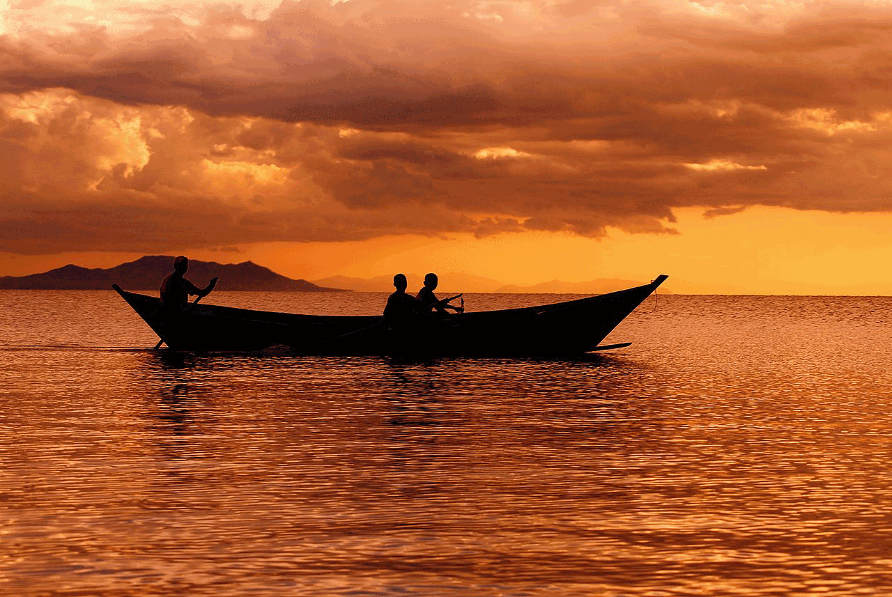 Fishermen at dusk on Lake Victoria. (Photo by Africraigs.)