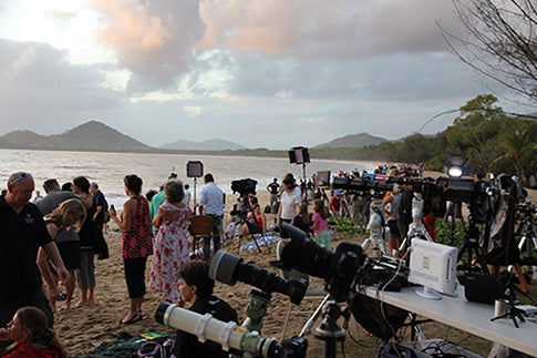 crowds at 2012 soloar eclipse