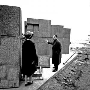 I.M. Pei inspects test slabs at Mesa site