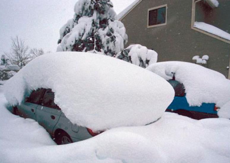 Snowfall measurement: cars buried under lots of snow