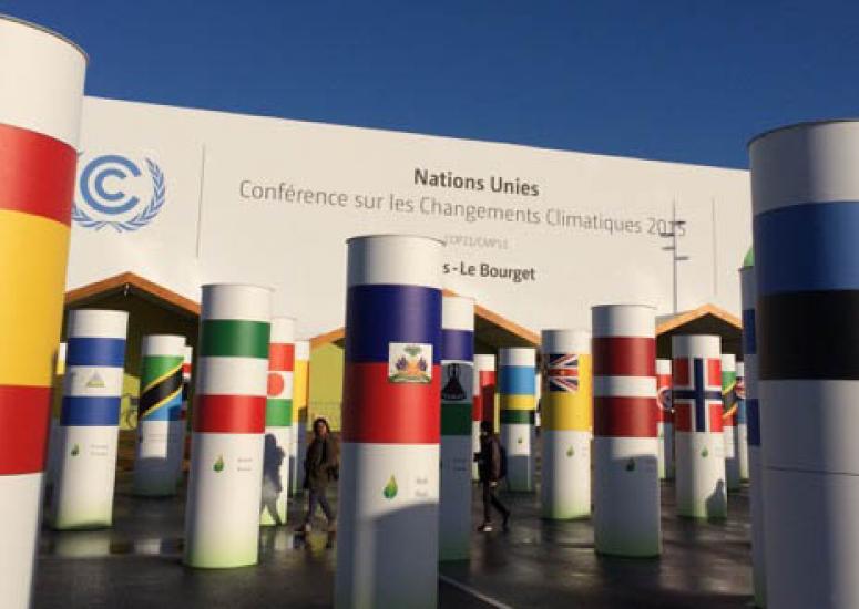 Capping at 2 degrees: photo of entrance to COP21, Paris climate conference